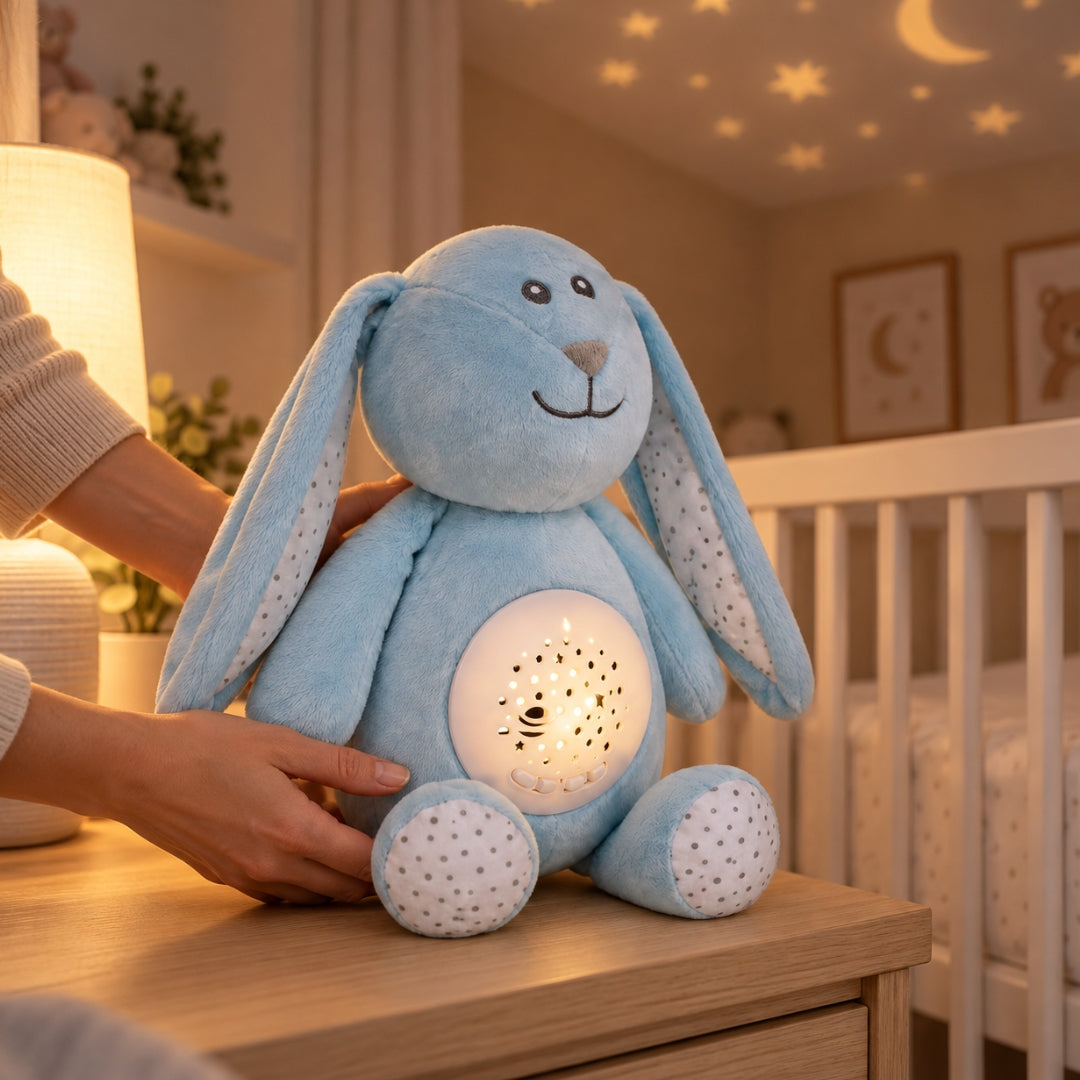 Maman qui pose la veilleuse lapin Lulune près du lit pour le rituel du coucher