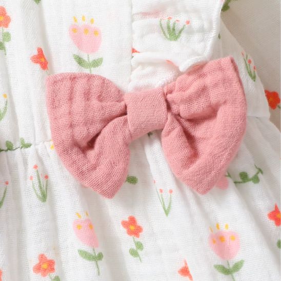 Détail de la barboteuse bébé fille 100 % coton – finitions soignées