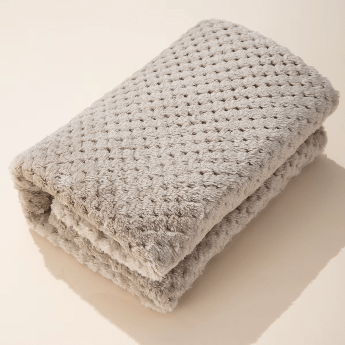 Couverture bébé grise pliée en tissu moelleux