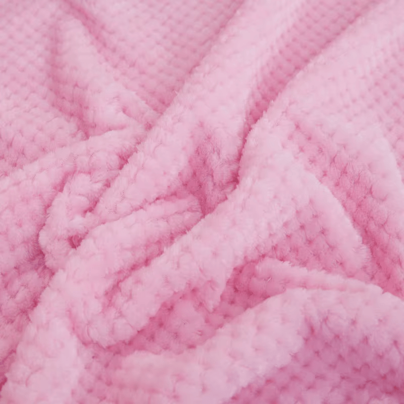 Bébé dormant paisiblement sous une couverture bébé rose