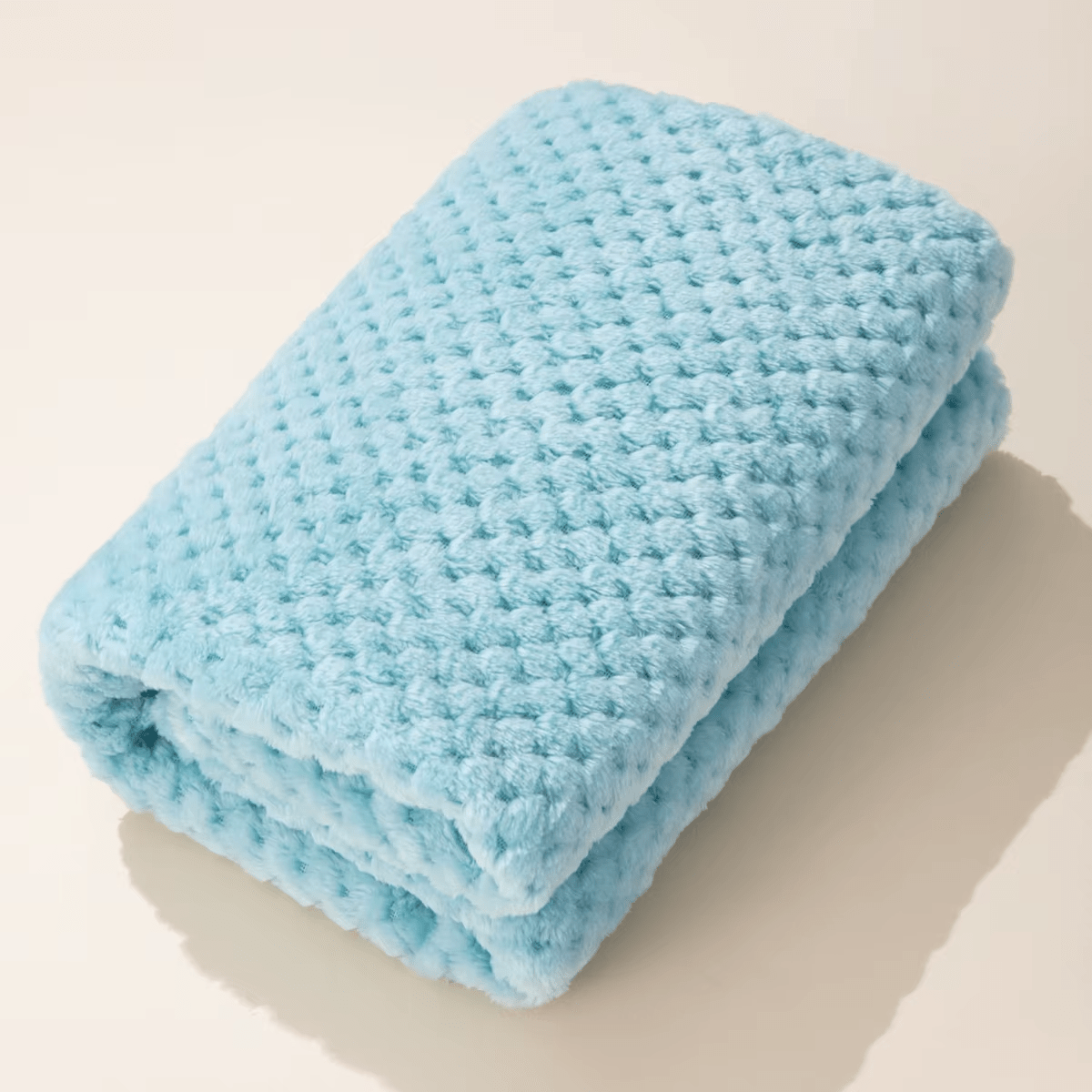 Couverture bébé bleue pliée, douce et confortable