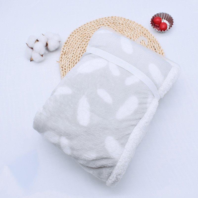 Couverture bébé grise motif plumes blanches en polaire douce
