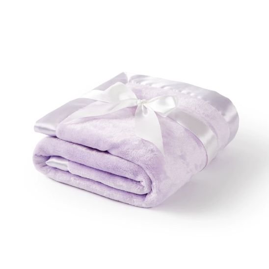 Couverture naissance bébé lilas pliée avec bordure satinée