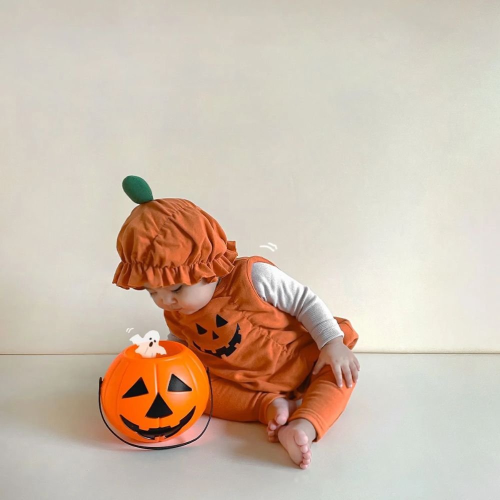 Deguisement halloween pour bébé citrouille en tissu doux, photo studio.