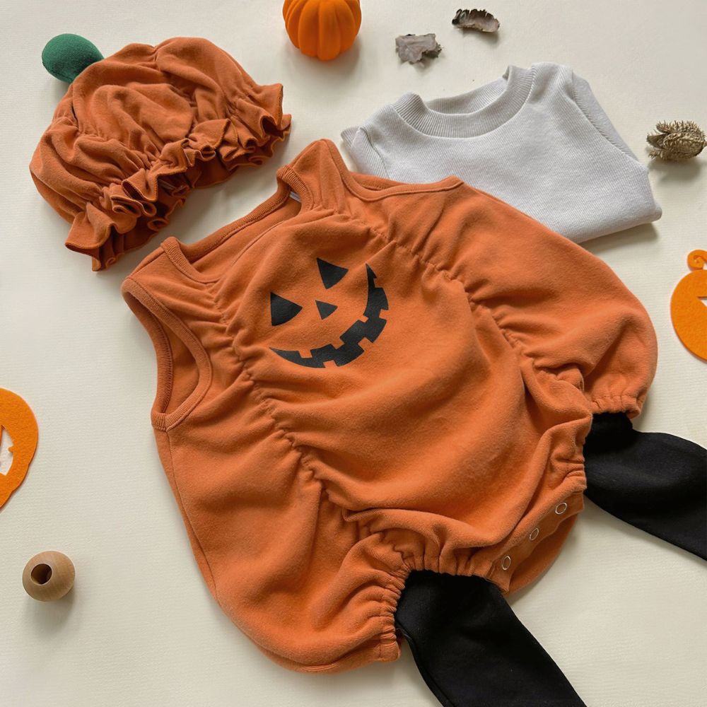 Deguisement halloween pour bébé citrouille présenté seul sur fond clair.