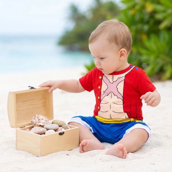 Déguisement pirate bébé porté avec petit coffre de coquillages