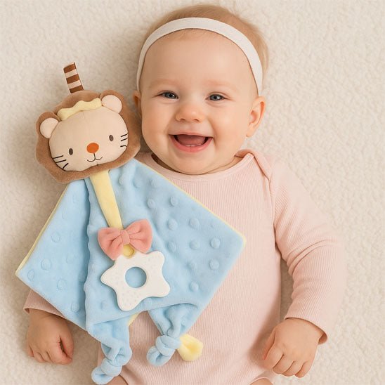 Bébé qui joue avec son Doudou bébé - Peluche câline