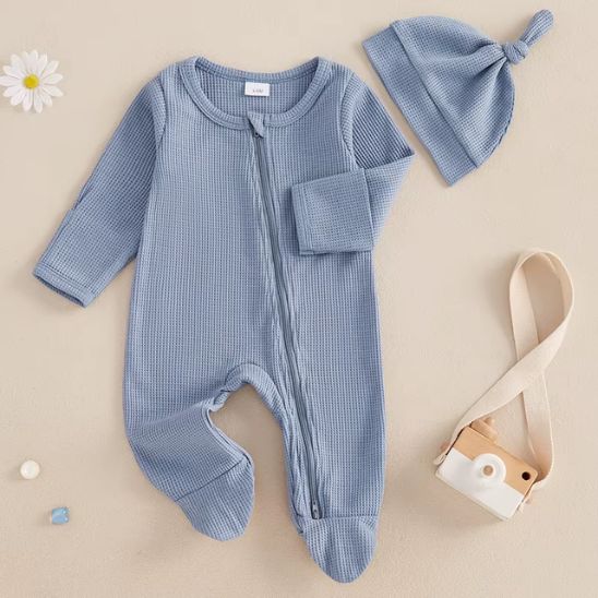 Grenouillère bébé unisexe détail texture maille et finitions soignées