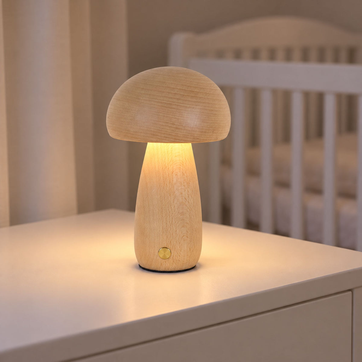 Lampe veilleuse bébé champignon en bois sur une commode dans la chambre de bébé le soir