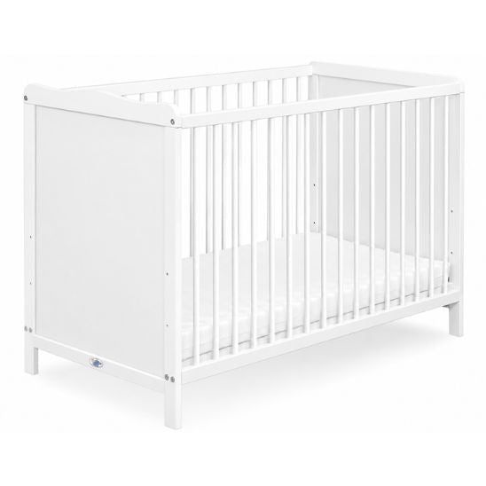 Lit bébé blanc en bois massif de pin avec barreaux amovibles sur fond blanc