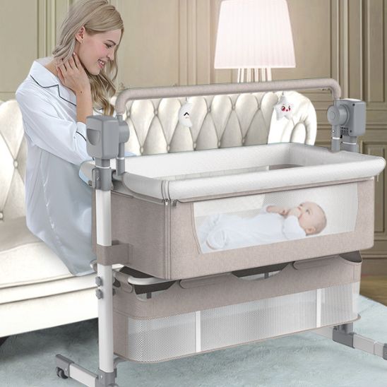 Bébé endormi dans un lit cododo beige confortable et élégant