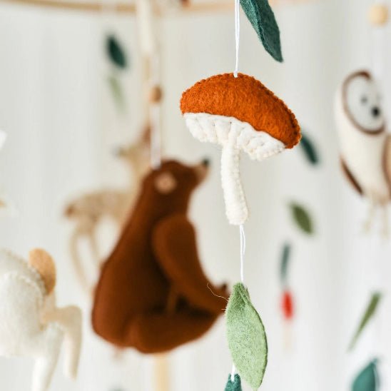 Mobile bébé pour éveil visuel et animaux de la forêt