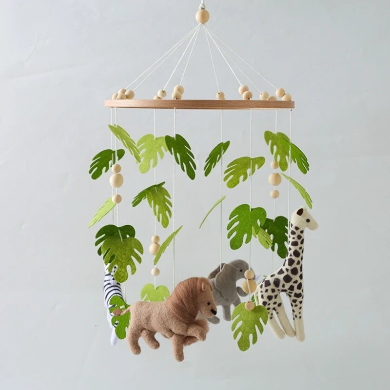 Mobile bébé forêt tropicale vue ensemble avec lion girafe éléphant zèbre feuilles monstera et anneau bois naturel