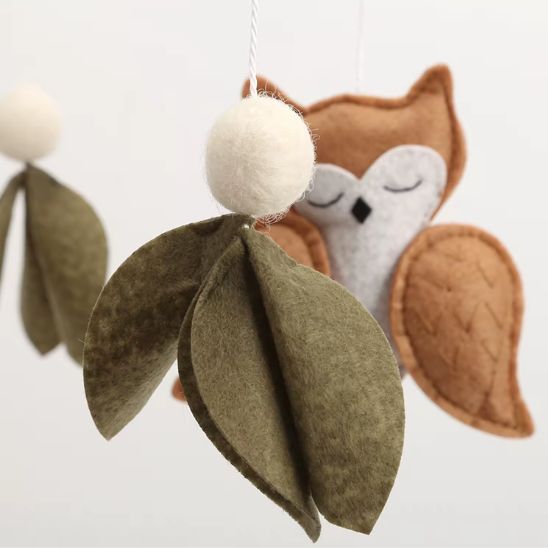 Mobile bébé nature en feutrine au style scandinave naturel et poétique