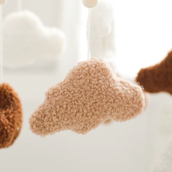 Mobile bébé nuages et lune au design naturel et apaisant