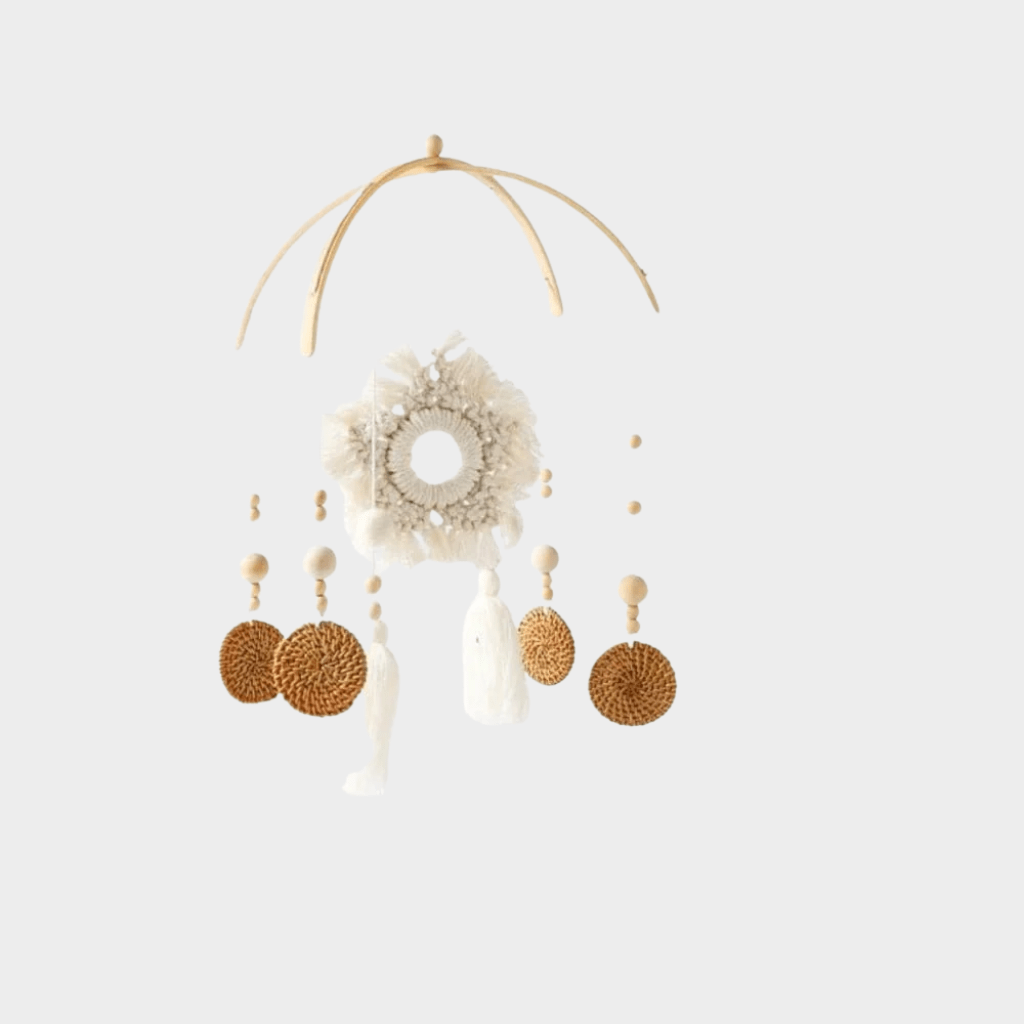 Mobile bébé pour lit style bohème – matières naturelles et tons neutres apaisants