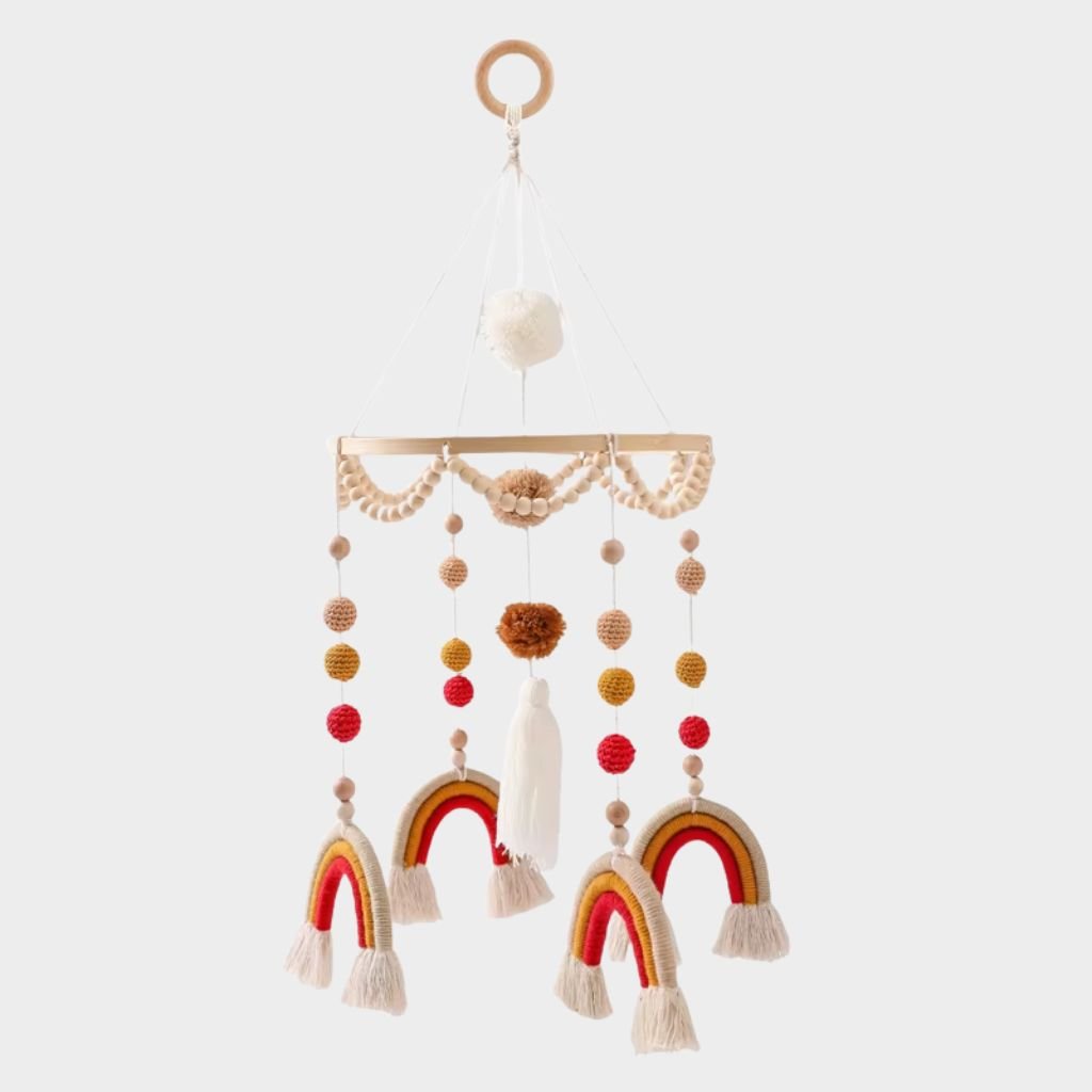 Détail artisanal du mobile de lit arc-en-ciel – arcs colorés en bois et coton bio