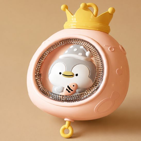Mobile lit bébé musical et lumineux rose zoom veilleuse couronne dorée pingouin detail