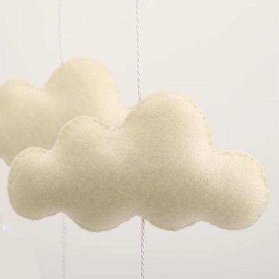 Mobile lit bébé inspiré de l’univers nocturne, propice au calme et au sommeil