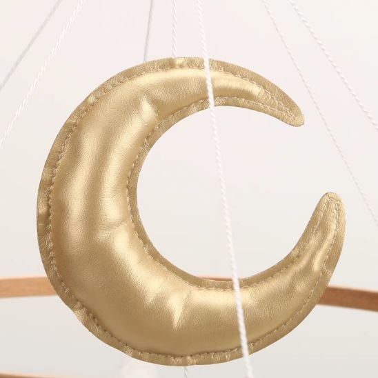 Mobile musical bébé Dragon & étoiles dorées créant une ambiance cocooning