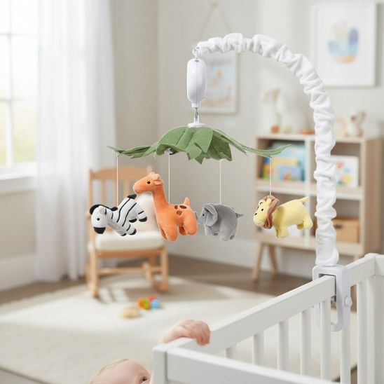 Mobile musical bébé garçon savane ambiance chambre naturelle berceau blanc bébé en arrière-plan