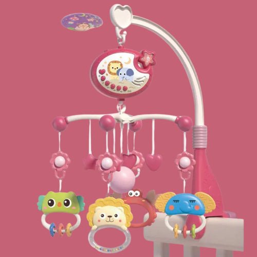 Vue réaliste du mobile musical Zafou avec projection douce et jouets suspendus au-dessus de bébé dans son lit