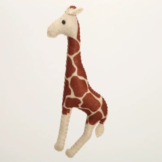 Mobile musical safari fait main — détail girafe en feutrine cousue à la main terracotta et beige
