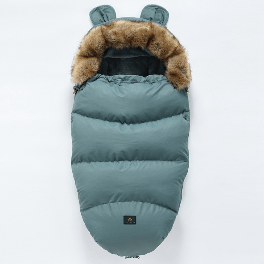 Nid d’ange bébé bleu avec capuche à fourrure et tissu extérieur imperméable – Spot Bébé