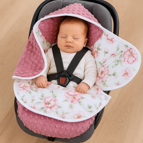 Nid d'ange bébé fleurs roses, cocon douillet pour un sommeil paisible.