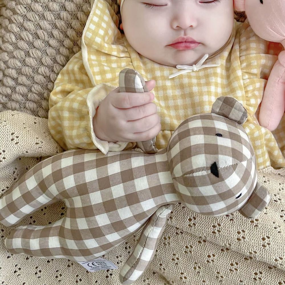 Ourson en peluche classique présenté comme cadeau de naissance