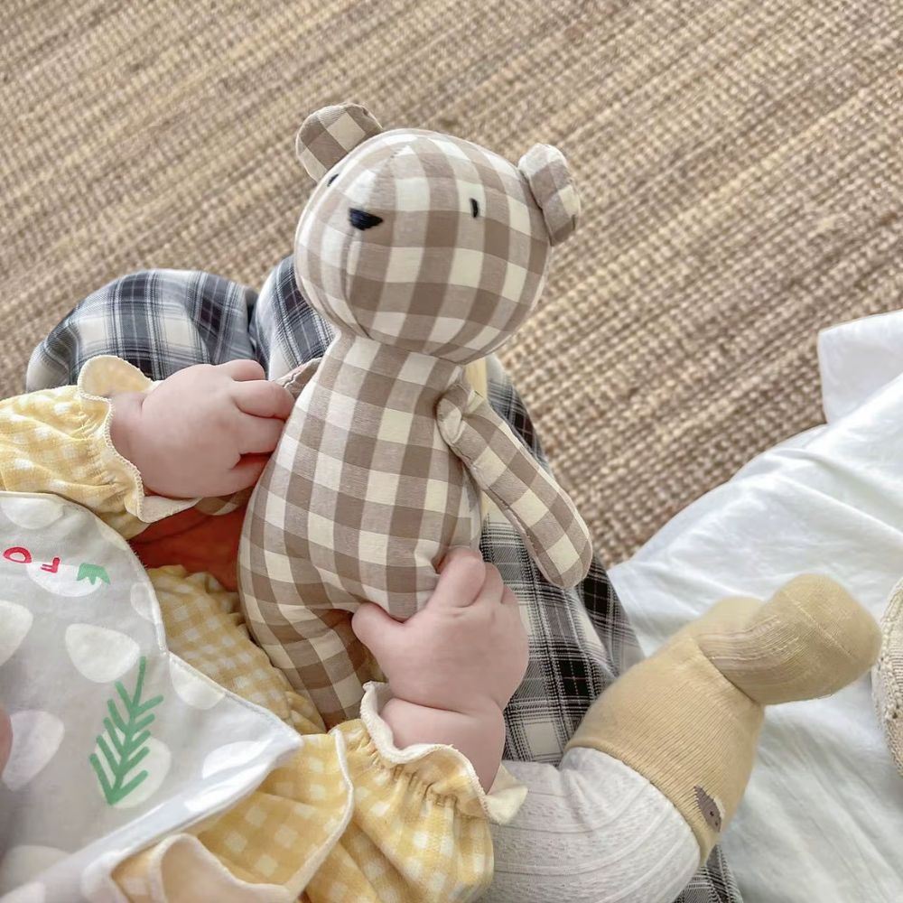 Enfant jouant joyeusement avec un ourson en peluche moelleux