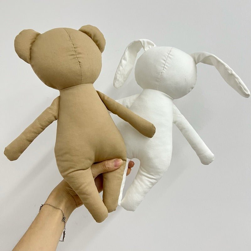 Dos d’un lapin en peluche blanc et d’un ours en peluche beige