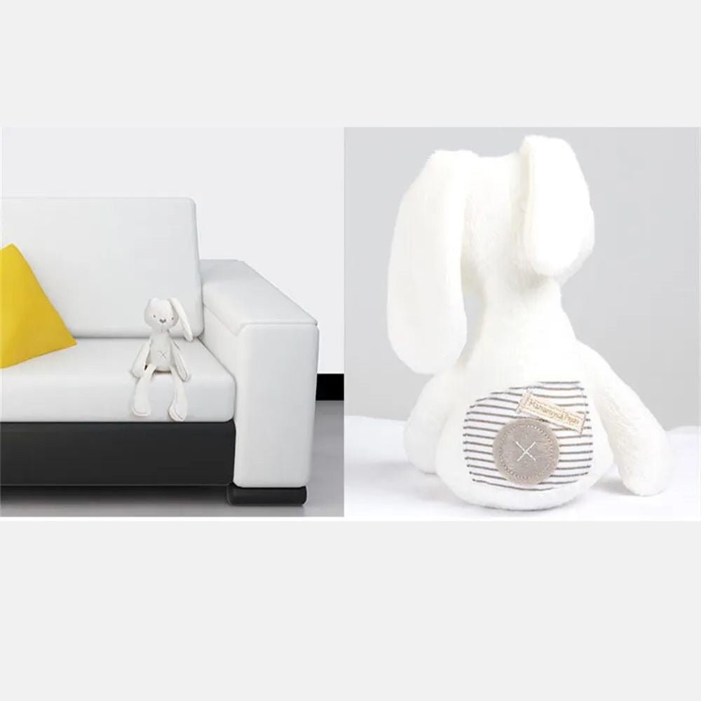 Peluche lapin douce utilisée comme décoration sur un canapé
