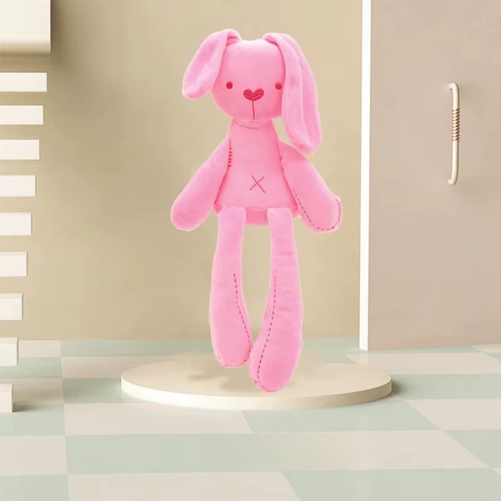 Enfant souriant jouant avec un jouet lapin en peluche douce