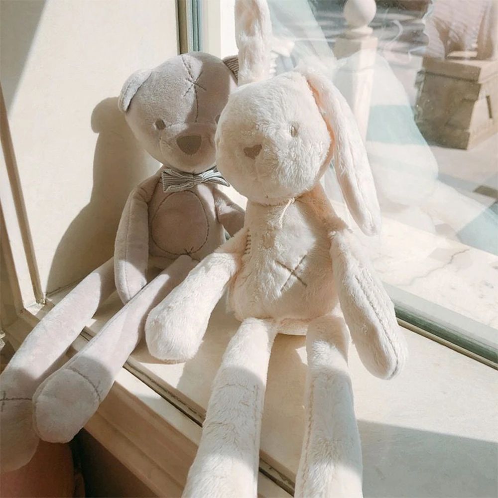Nouveau-né apaisé serrant son doudou lapin moelleux