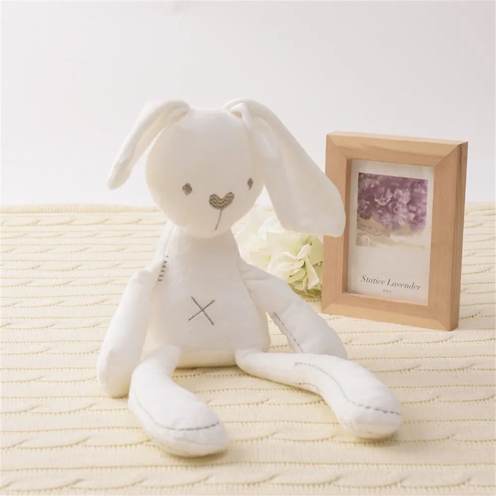 Peluche lapin assise en position droite, idéale pour offrir