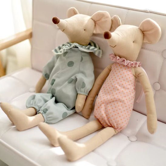 Peluche souris en coton avec robe rose élégante et délicate