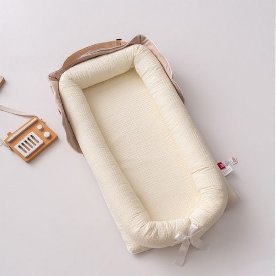 Réducteur de lit bébé avec rebords de sécurité anti-roulis