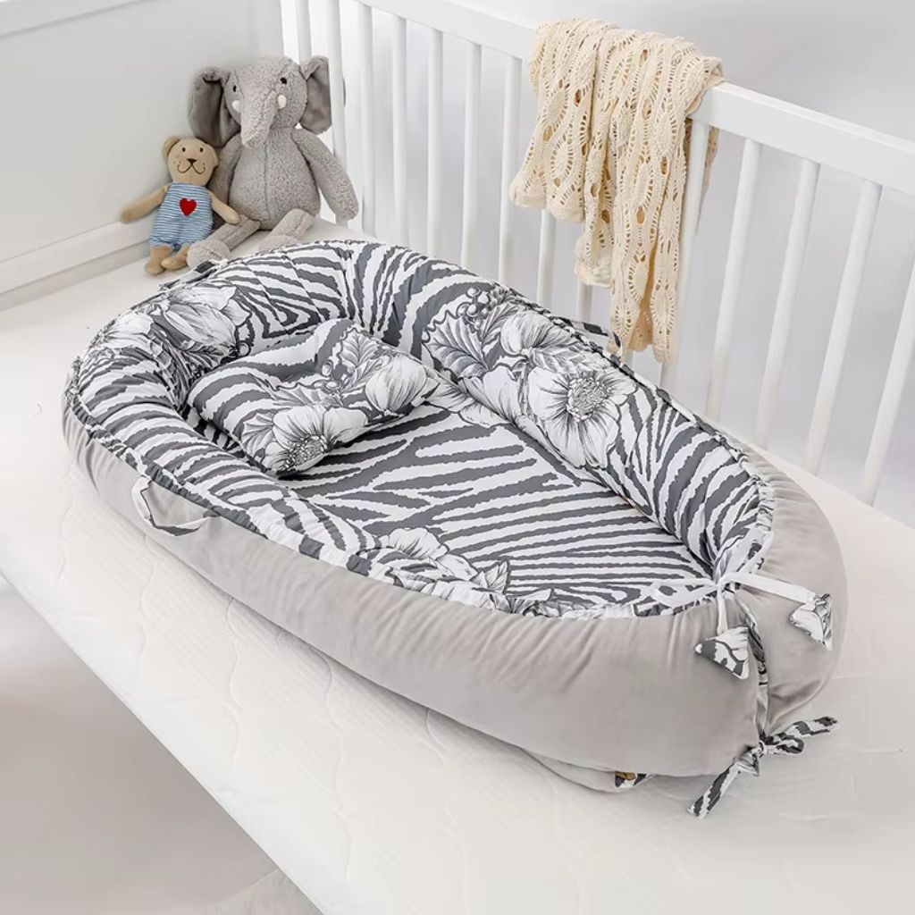 Réducteur de lit bébé velours gris et imprimé pois noirs