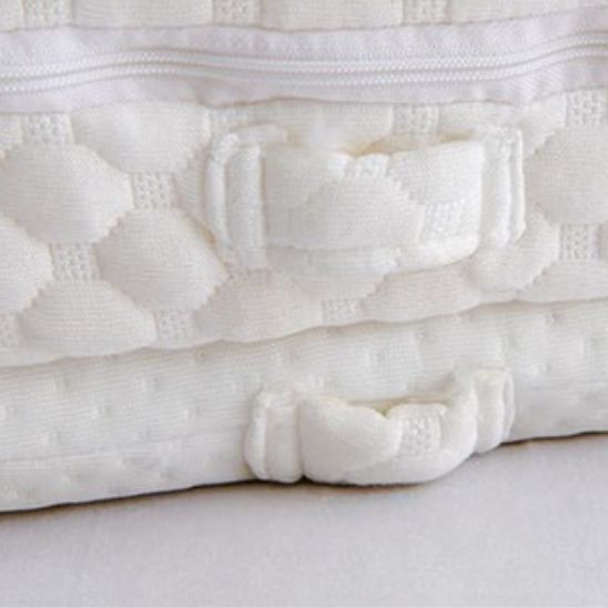 Réducteurs de lit bébé au design bionique inspiré du ventre materne