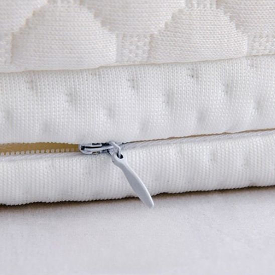 Réducteurs de lit bébé décorés de pompons doux et élégants