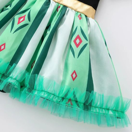 Détail de la jupe verte imprimée et finition en tulle de la robe bébé