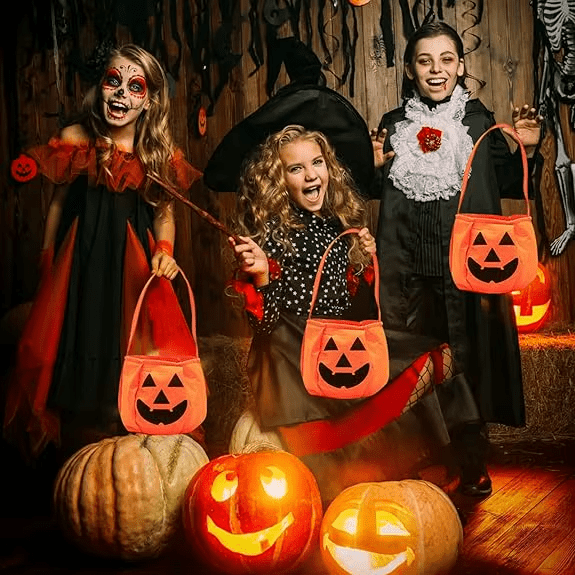 Enfants dĂ©guisĂ©s avec sacs Halloween citrouille orange en feutre â Spot BĂ©bĂ©