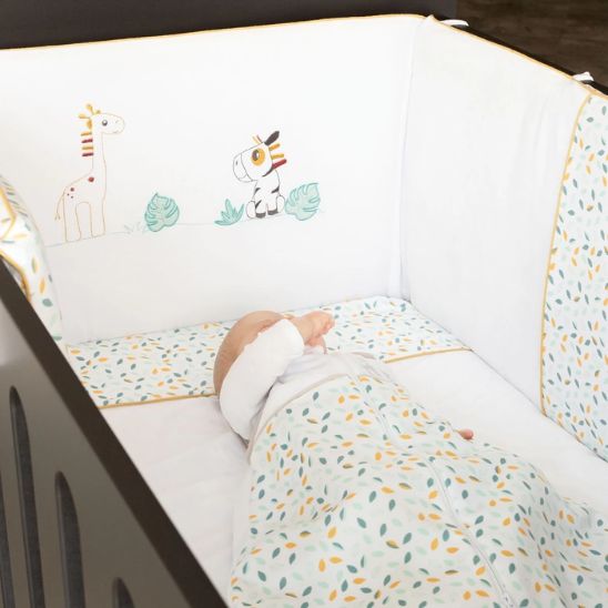 Tour de lit bébé animaux de la savane beige et vert – protection douce et décorative pour lit à barreaux