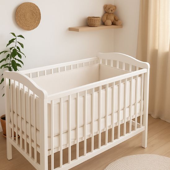Tour de lit bébé beige scandinave, déco sobre et naturelle pour chambre