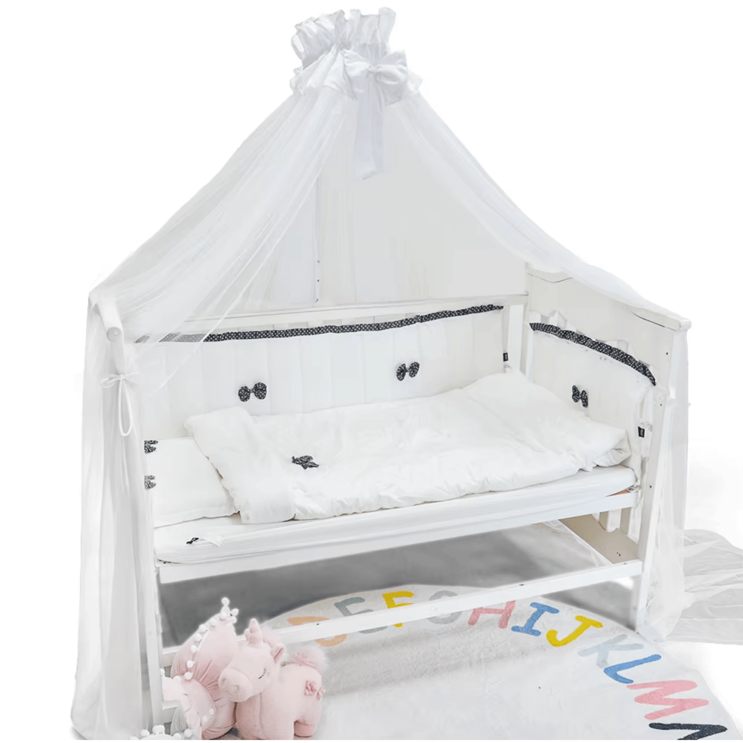 Tour de lit bébé blanc avec nœuds noirs, protection douce et design chic.