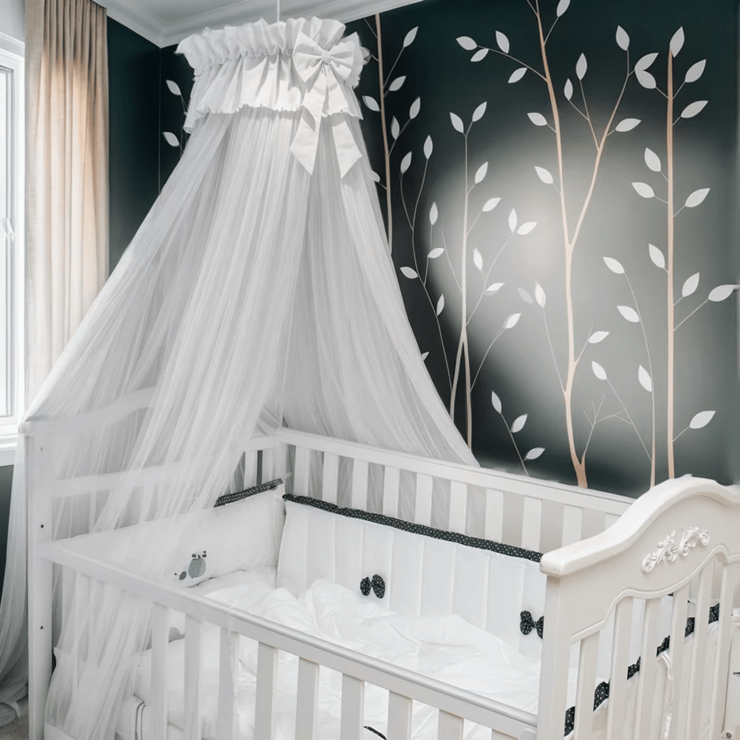 Tour de lit bébé blanc avec nœuds noirs, contour rembourré pour lit à barreaux.