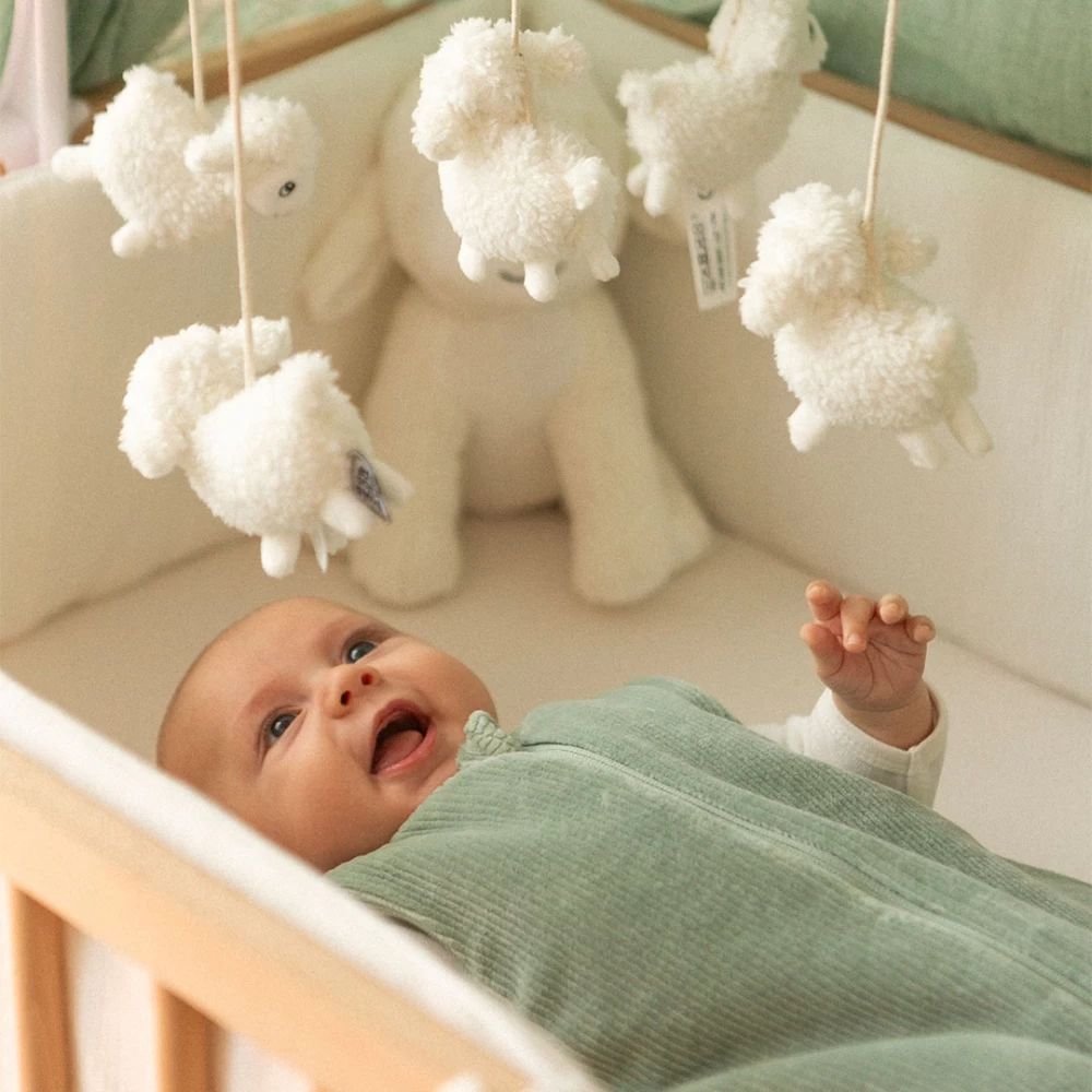 Tour de lit bébé écru avec mobile en peluches moutons suspendus