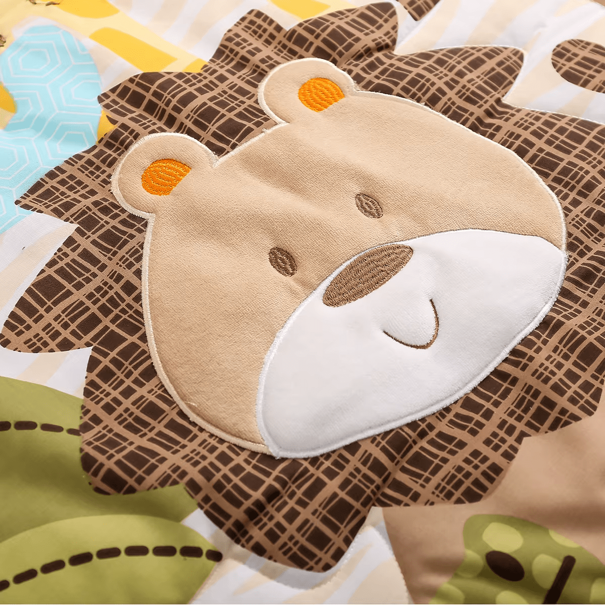 Zoom motif girafe – tour de lit bebe lion animaux de la savane