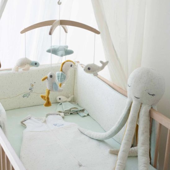 Tour de lit bébé réversible vert d’eau et beige, cocon moelleux pour nuits paisibles